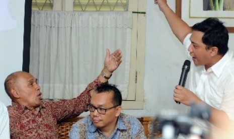 Mantan kepala Staf Kostrad Kivlan Zen adu mulut dengan politikus NasDem, Taufik Basari dalam diskusi di Jakarta, Selasa (6/5).