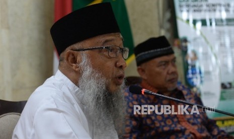 Mantan Ketua Dewan Dakwah Islamiyah Indonesia (DDII) Ustadz Syuhada Bahri (kiri).