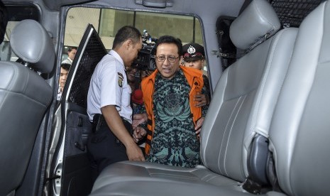 Mantan Ketua DPD Irman Gusman memasuki mobil tahanan usai dilakukan pemeriksaan di Gedung KPK, Jakarta, Selasa (4/10). 