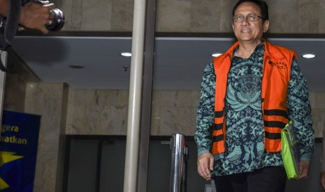 Mantan Ketua DPD RI Irman Gusman berjalan menuju mobil tahanan usai diperiksa di Gedung KPK, Jakarta, Rabu (5/10).