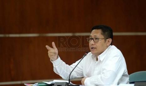 Mantan Ketua DPP Demokrat Anas Urbaningrum bertanya kepada saksi pada sidang lanjutan dugaan suap kasus proyek Hambalang dengan terdakwa Anas Urbaningrum di Pengadilan Tipikor Jakarta, Jumat (29/8). (Republika/ Wihdan)