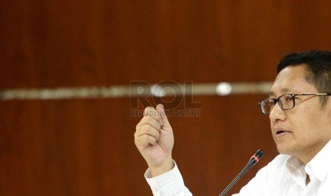 Mantan Ketua DPP Demokrat Anas Urbaningrum bertanya kepada saksi pada sidang lanjutan dugaan suap kasus proyek Hambalang dengan terdakwa Anas Urbaningrum di Pengadilan Tipikor Jakarta, Jumat (29/8). (Republika/ Wihdan)