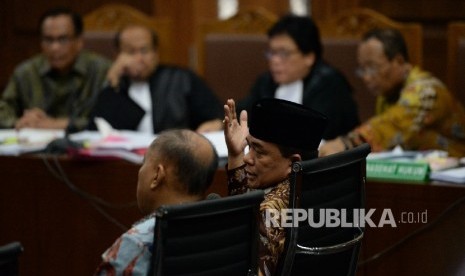  Mantan Ketua DPR Ade Komarudin (kanan) menjadi saksi sidang lanjutan kasus dugan korupsi pengadaan proyek KTP Elektronik untuk terdakwa Irman dan Sugiharjo di Pengadilan Tipikor, Jakarta, Kamis (6/4).