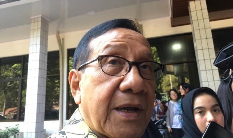 Mantan Ketua DPR RI sekaligus politikus Indonesia, Akbar Tanjung saat diwawancarai wartawan di Paviliun Kartika, Rumah Sakit Pusat Angkatan Darat Gatot Soebroto (RSPAD), Jalan Abdul Rachman Saleh, Senen, Jakarta Pusat pada Rabu (11/9).