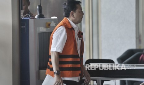 Mantan Ketua DPR Setya Novanto bersiap menjalani pemeriksaan di gedung KPK, Jakarta, Jumat (22/12). 