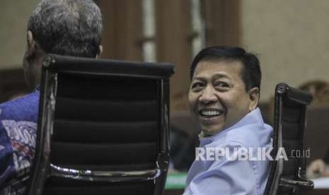 Mantan Ketua DPR Setya Novanto (kanan) mengikuti sidang di gedung Pengadilan Tipikor, Jakarta, Selasa (18/9).