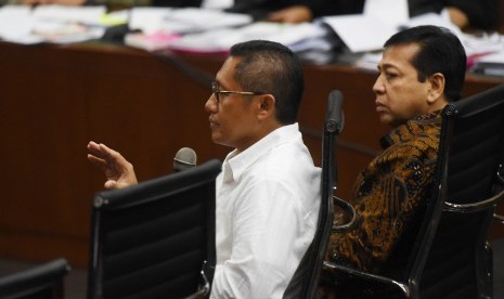 Mantan Ketua Fraksi Partai Demokrat Anas Urbaningrum (kiri) bersama Mantan Ketua Fraksi Partai Golkar Setya Novanto (kanan) bersaksi dalam sidang kasus dugaan korupsi pengadaan e-KTP dengan terdakwa Irman dan Sugiharto di Pengadilan Tipikor, Jakarta, Kamis (6/4).