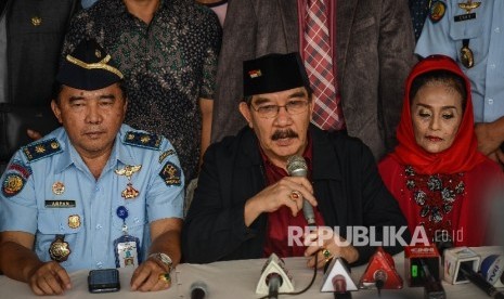  Mantan Ketua KPK Antasari Azhar memberikan keterangan kepada awak media setelah keluar dari pintu Lapas Kelas 1 Tangerang. Kini Antasari pun mendapat grasi dari Presiden Joko Widodo 