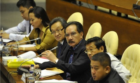 Mantan Ketua Komisi Pemberantasan Korupsi (KPK), Antasari Azhar (ketiga kanan), memberikan keterangan dalam rapat Timwas Century di Kompleks Parlemen Senayan, Jakarta, Rabu (12/9). 