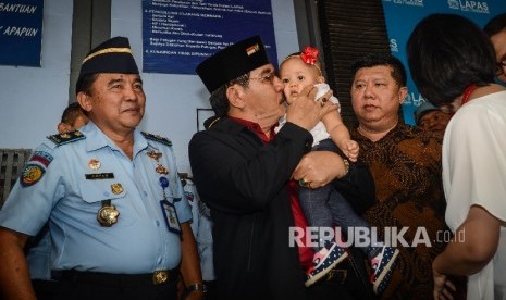 Mantan Ketua Komisi Pemberantasan Korupsi (KPK) Antasari Azhar mencium cucunya saat keluar dari pintu Lapas Kelas 1 Tangerang dan disambut oleh Istrinya Ida Laksmiwati beserta anak di Lapas Kelas 1, Tangerang, Kamis (10/11).