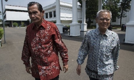 Mantan ketua Komisi Pemberantasan Korupsi Tumpak Hatorangan (kiri).