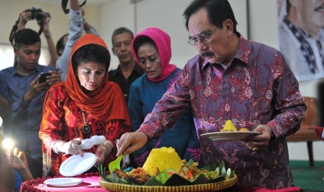 Mantan Ketua KPK Antasari Azhar (kanan) didampingi istri Ida Laksmiwati (kedua kanan) memotong tumpeng saat silahturahmi dan syukuran di Aula Magister Manajemen Universitas Sriwijaya Palembang, Sumatera Selatan, Selasa (22/11). 