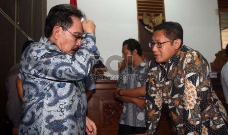   Mantan Ketua KPK Antasari Azhar (kiri) berbincang dengan Mantan Ketua Umum DPP Partai Demokrat Anas Urbaningrum (kanan) sebelum menjalani sidang praperadilan SMS gelap di Pengadilan Negeri Jakarta Selatan, Jakarta, Senin (10/6).    (Republika/Adhi Wicaks