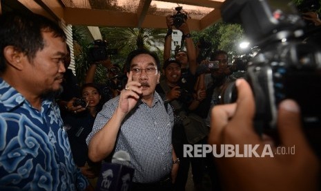 Mantan Ketua KPK Antasari Azhar memberikan keterangan kepada awak media seusai mengunjungi gedung Ditreskrimsus, Polda Metro Jaya, Jakarta, Rabu (1/2).