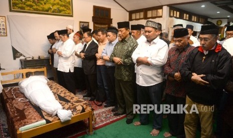 Mantan Ketua Mahkamah Konsitusi Hamdan Zoelva (depan) bersama sejumlah tokoh nasional menyalatkan jenzah Adi Sasono di Kediaman Pondok Labu, Jakarta, Sabtu (13/8). Tokoh koperasi Indnesia Adi Sasono berpulang pada Sabtu sore.