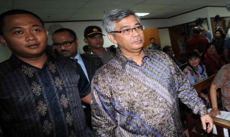   Mantan Ketua Mahkamah Konstitusi Akil Mochtar memasuki ruang pengadilan saat menjadi saksi untuk terdakwa kasus suap Pilkada Gunung Mas di Pengadilan Tipikor, Jakarta, Kamis (30/1).   (Republika/Wihdan Hidayat)