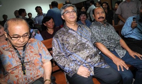  Mantan Ketua Mahkamah Konstitusi Akil Mochtar saat bersaksi untuk terdakwa kasus suap Pilkada Gunung Mas di Pengadilan Tipikor, Jakarta, Kamis (30/1).   (Republika/Wihdan Hidayat)