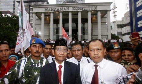  Mantan Ketua Mahkamah Konstitusi Mahfud MD disambut para pendukungya saat meninggalkan Gedung MK di Jakarta, Senin (1/4).  (Republika/Adhi Wicaksono)