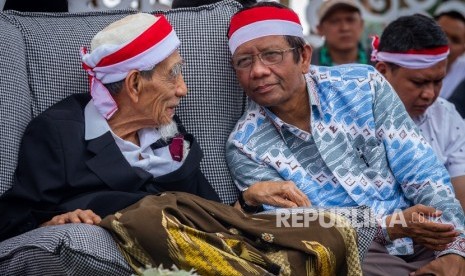 Mantan Ketua Mahkamah Konstitusi Mahfud MD (kanan) berbincang dengan Pengasuh Ponpes Al Anwar K.H. Maimoen Zubair (kiri) di sela-sela Apel Kebangsaan bertajuk Kita Merah Putih di Semarang, Jawa Tengah, Ahad (17/3/2019).