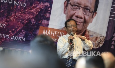 Mantan Ketua Mahkamah Konstitusi Mahfud MD memberikan pandangannya pada Bincang Millenial bersama Mahfud MD, di Jakarta, Senin (15/4/2019). 