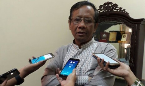 Mantan Ketua Mahkamah Konstitusi Mahfud MD saat diwawancara di ruang kerjanya di Kepatihan Yogyakarta, Jum'at (24/11) 