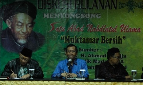 Mantan Ketua Mahkamah Konstitusi, Mahfud MD (tengah).