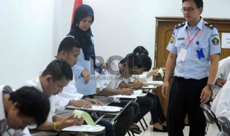 Warga binaan menjalani Ujian Nasional pendidikan kesetaraan melalui program kejar paket C di Lembaga Pemasyarakatan Cipinang, Jakarta Timur, Senin (13/4).(Republika/Agung Supriyanto)