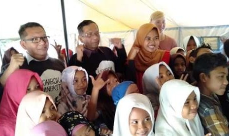 Mantan Ketua Mahkamah Konstitusi (MK), Mahfud MD mengunjungi korban gempa di Dusun Cupek, Desa Sigar Penjalin, Kecamatan Tanjung, Kabupaten Lombok Utara, NTB