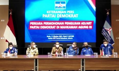 Mantan Ketua Mahkamah Konstitusi (MK) yang merupakan kuasa hukum Partai Demokrat, Hamdan Zoelva (ketiga kiri) bersama elite Partai Demokrat menggelar keterangan pers di Kantor DPP Partai Demokrat, Jakarta, Senin (11/10). Mereka merespons langkah Yusril Ihza Mahendra yang menguji materi AD/ART Partai Demokrat ke Mahkamah Agung. 