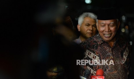  Mantan Ketua Majelis Pertimbangan PPP Bachtiar Chamsyah memberikan keterangan kepada media usai melakukan pertemuan dengan Wakil Presiden Jusuf Kalla di kediamannya, Jakarta, Selasa (26/1). (Repulbika/Raisan Al Farisi)