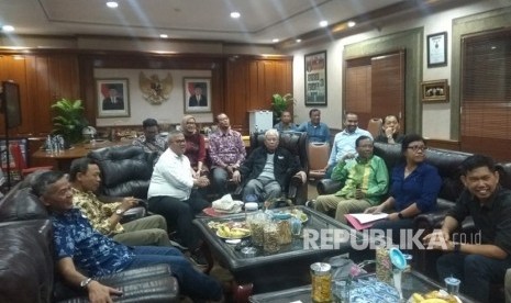 Mantan Ketua MK Mahfud MD, Mantan Ketua MA Bagir Manan dan sejumlah pengajar hukum tata negara melakukan audiensi dengan KPU, Senin (3/12). 