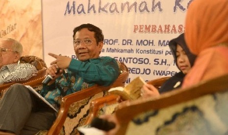  Mantan ketua MK Mahfud MD menyampaikan pendapatnya pada acara bedah buku karya Sekjen MK Janedjri Gaffar di gedung MK, Jakarta Pusat, Selasa (1/4).