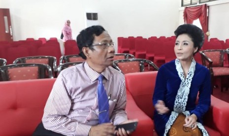 Mantan ketua Mahkamah Konstitusi (MK) Mahfud MD saat menghadiri uji promosi doktoral di Universitas Diponegoro, Sabtu (21/7).