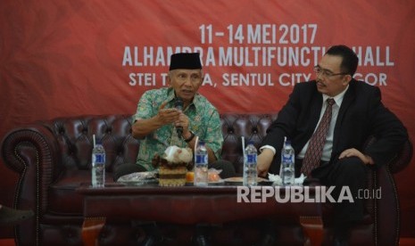 Mantan Ketua MPR Amien Rais (kiri) bersama Konsultan Keuangan Muhammad Syafi'i Antonio (kanan) memberikan pemaparan saat menjadi pembicara dalam dialog kebangsaan dalam rangkaian Days of Islamic Economics Revival (DINAR) 2017 yang digelar di Alhambra Multifunction Hall Kampus STEI Tazkia, Sentul, Bogor, Jawa Barat, Kamis (11/5).