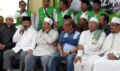 Mantan ketua MPR Amin Rais (dua kiri) menyampaikan pesan menjelang Pilkada DKI Jakarta dalam konferensi pers Tamsya Al Maidah di Madjid Al Azhar, Jakarta Selatan, Senin (17/4).