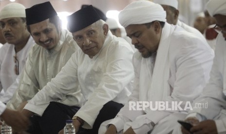 Mantan Ketua MPR Amin Rais (kedua kanan) bersama Imam Besar Front Pembela Islam (FPI) Habib Rizieq (kanan) mengikuti silaturahmi akbar dengan tema  Doa untuk Kepemimpinan Ibukota di Masjid Istiqlal, Jakarta, Ahad (18/9). (Republika/ Raisan Al Farisi)