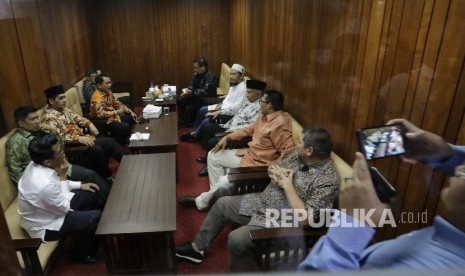 Mantan Ketua MPR RI Amien Rais bertemu dengan anggota Pansus Hak angket KPK sebelum dimulainya rapat dengar pendapat umum (RDPU) di Komplek Parlemen MPR/DPR-DPD, Senayan, Jakarta, Rabu (19/7).