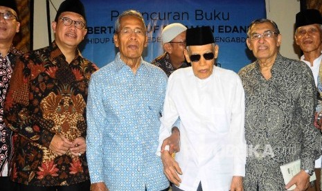 Ketua MUI periode 1990-2020, KH Ali Yafie (kedua dari kanan).