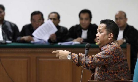 Mantan Ketua Partai Amanat Rakyat Soetrisno Bachir memberikan kesaksian dalam sidang kasus korupsi alat kesehatan dengan terdakwa Ratna Dewi Umar di Pengadilan Tipikor Jakarta, Kamis (20/6).