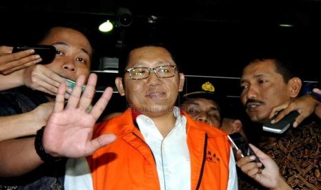   Mantan Ketua Partai Demokrat Anas Urbaningrum mengenakan rompi tahanan, memberikan keterangan pers usai diperiksa selama lima jam di gedung KPK, Jakarta, Jumat (10/1).   (Republika/Wihdan Hidayat)