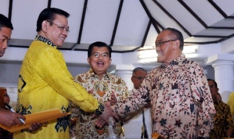 Mantan ketua umum Golkar Jusuf Kalla mendamaikan Agung Laksono dan Aburizal Bakrie.