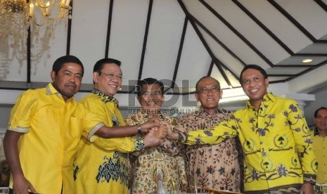 Mantan Ketua Umum Golkar Jusuf Kalla (tengah), Ketua Umum Partai Golkar versi Munas Bali Aburizal Bakrie (kedua dari kanan) dan Ketua Umum Golkar versi Munas Ancol Agung Laksono (kedua dari kiri) didampingi sekjen versi munas Bali Idrus Marhan (kiri) dan s