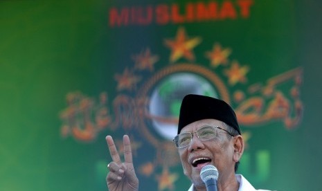 Mantan Ketua Umum Nahdlatul Ulama (NU) KH. Hasyim Muzadi memberi tausiyah saat peringatan Harlah Muslimat NU beberapa waktu lalu.