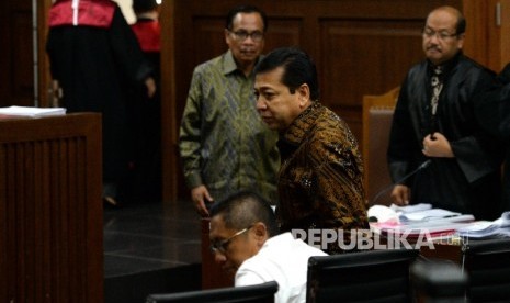 Mantan Ketua Umum Partai Demokrat Anas Urbaningrum (kiri) bersama Ketua DPR Setya Novanto memberikan kesaksian dalam lanjutan sidang dugaan korupsi pengadaan proyek KTP-el dengan terdakwa Irman dan Sugiharto di Pengadilan Tipikor, Jakarta, Kamis (6/4).