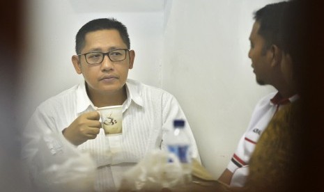 Mantan Ketua Umum Partai Demokrat Anas Urbaningrum (kiri) menjadi saksi sidang Tindak Pidana Pencucian Uang (TPPU) dengan terdakwa M Nazaruddin, Jakarta, Rabu (23/3).