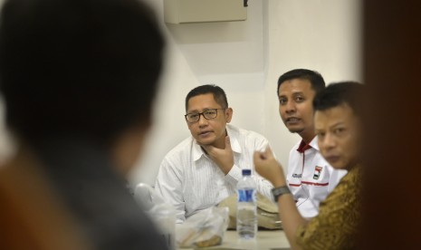 Mantan Ketua Umum Partai Demokrat Anas Urbaningrum (kiri) menjadi saksi sidang Tindak Pidana Pencucian Uang (TPPU) dengan terdakwa M Nazaruddin, Jakarta, Rabu (23/3).