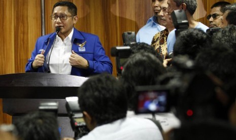 Mantan Ketua Umum Partai Demokrat Anas Urbaningrum, memberikan keterangan pers di DPP Partai Demokrat, Jakarta, Ahad (23/2). Anas menyatakan mundur dari jabatan Ketua Umum Dewan Pimpinan Pusat Partai Demokrat setelah ditetapkan sebagai tersangka kasus duga