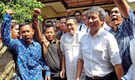  Mantan ketua umum Partai Demokrat Anas Urbaningrum usai menggelar jumpa pers terkait pemanggilan dirinya oleh KPK di Duren Sawit, Jakarta Timur, Jumat (10/1).  (Republika/Prayogi)