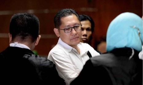 Mantan Ketua Umum Partai Demokrat, Anas Urbaningrum usai mendengarkan putusan majelis hakim saat sidang vonis kasus korupsi tindak pidana korupsi dan pencucian uang terkait proyek Hambalang di Pengadilan Tipikor, Jakarta, Rabu (24/9).