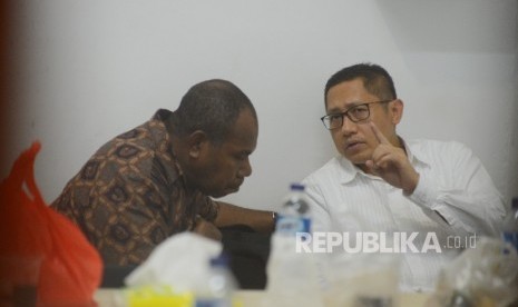 Mantan Ketua Umum Partai Demokrat yang juga terpidana kasus korupsi Hambalang Anas Urbaningrum (kanan) menunggu untuk menjadi saksi dari Terdakwa kasus dugaan suap untuk memuluskan proyek untuk PT Duta Graha Indonesia dan PT Nindya Karya M. Nazaruddin di P